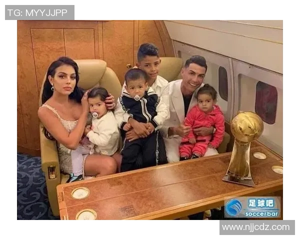 足球明星与母亲温馨合影展现亲情与支持的美好瞬间